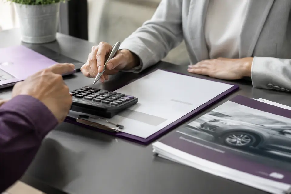 Análise profissional relacionada a cet alto significa contrato abusivo?